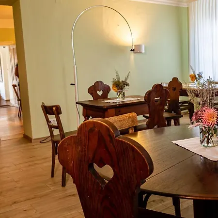 Gruener Baum Wachau - Retro Fruehstueckspension