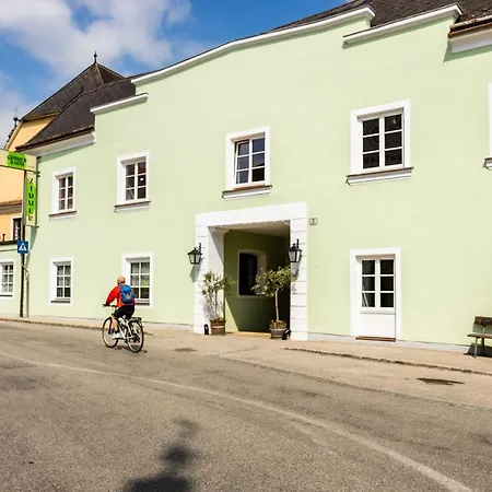 Gruener Baum Wachau - Retro Pension Bed & Breakfast